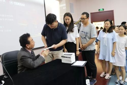 必博艺术家石叔诚与特邀艺术家顾平受邀于成都大学东盟艺术学院、音乐与舞蹈学院艺术实践周开展公开课