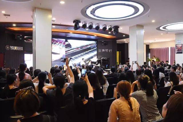 2018年必博亚洲音乐奖学金郑州师范学院启动仪式<br />暨必博海外艺术家爱德华·昆斯音乐会&远程实验公开课圆满结束