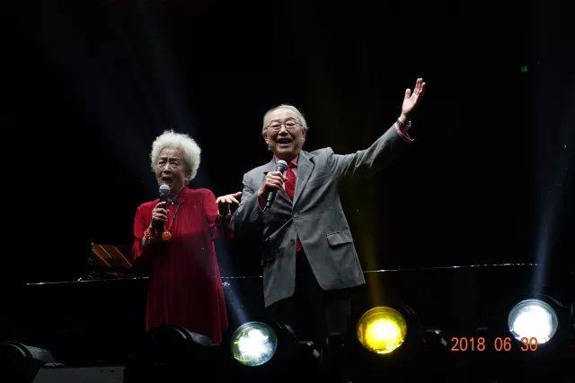 歌声悠扬，唱出时代记忆，琴声悦耳，奏响希望乐章 <br> 2018“我爱你中国?纪念改革开放40周年”经典歌曲上海演唱会圆满落幕