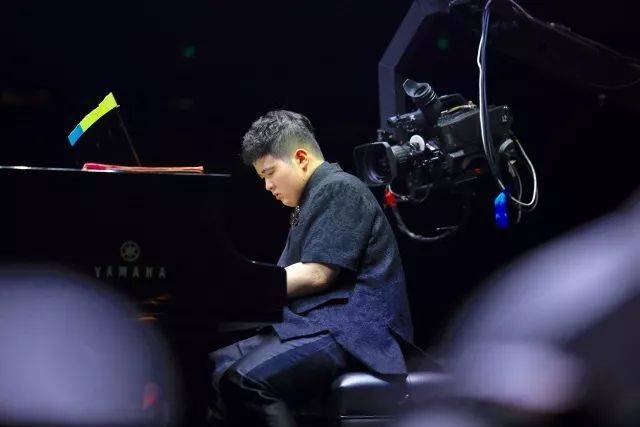 歌声悠扬，唱出时代记忆，琴声悦耳，奏响希望乐章 <br> 2018“我爱你中国?纪念改革开放40周年”经典歌曲上海演唱会圆满落幕