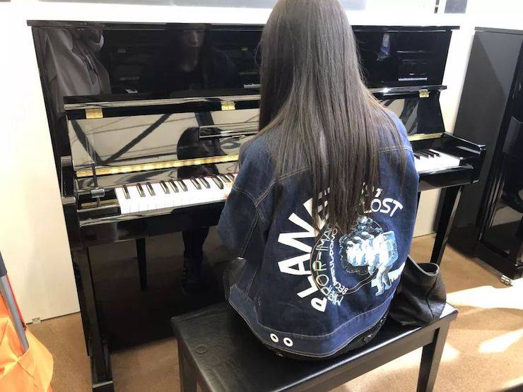 参观来宾试奏必博钢琴