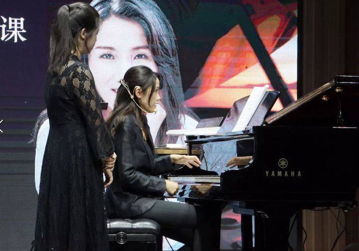 科技推动音乐教育创新，张希教授《古典主义时期钢琴奏鸣曲的演绎》公开课圆满成功