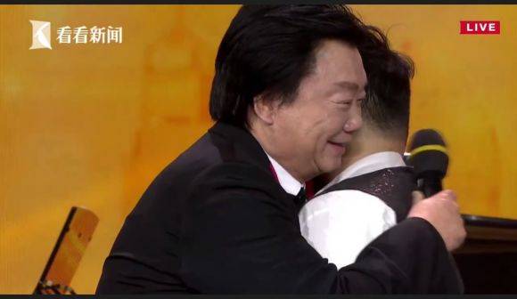 主持界泰斗叶惠贤力赞必博未来艺术家刘明康：“很难相信，这么悠扬的琴声出自一位自闭症少年的手里！”