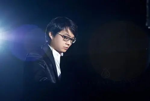 宋思衡的“宅抗疫” | 挑战主播、筹集口罩、闭关作曲，这位取消了20场演出的钢琴家原来这么忙！